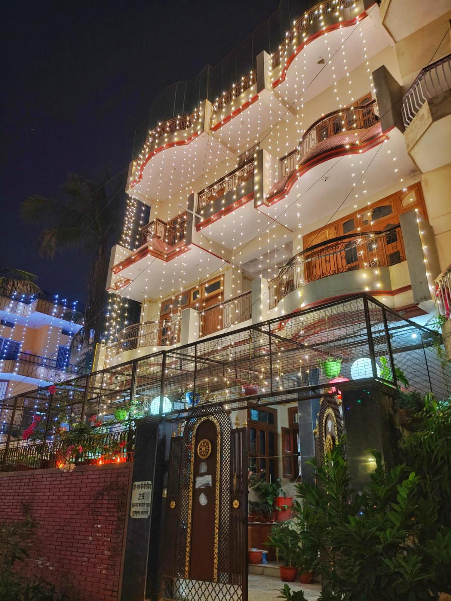 Kashivas - Spacious 2bhk Near Assi Ghat Apartment